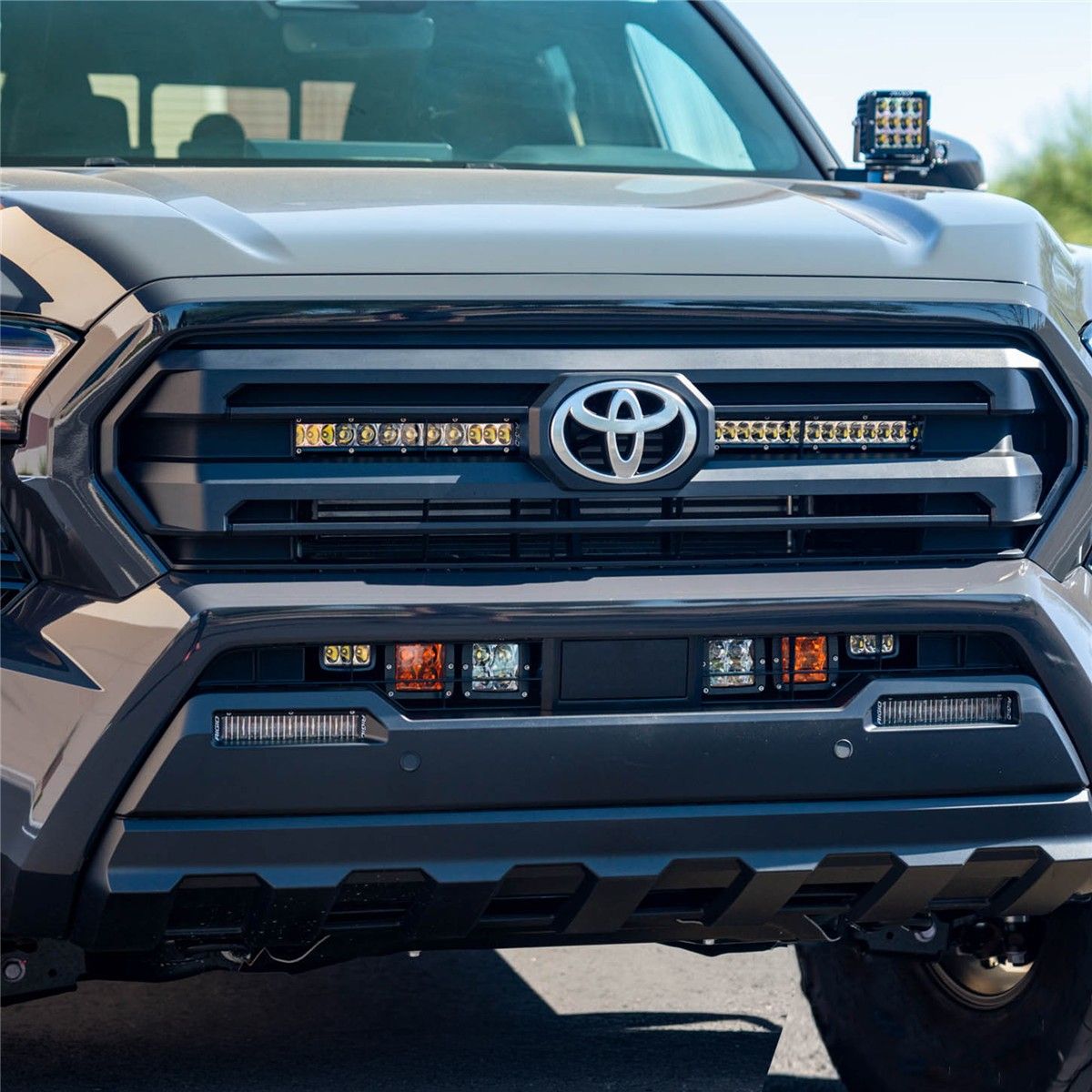 RIGID Toyota Tacoma (24+) SR-Series 10 Inch Spot/Flood Combo Grille Kit